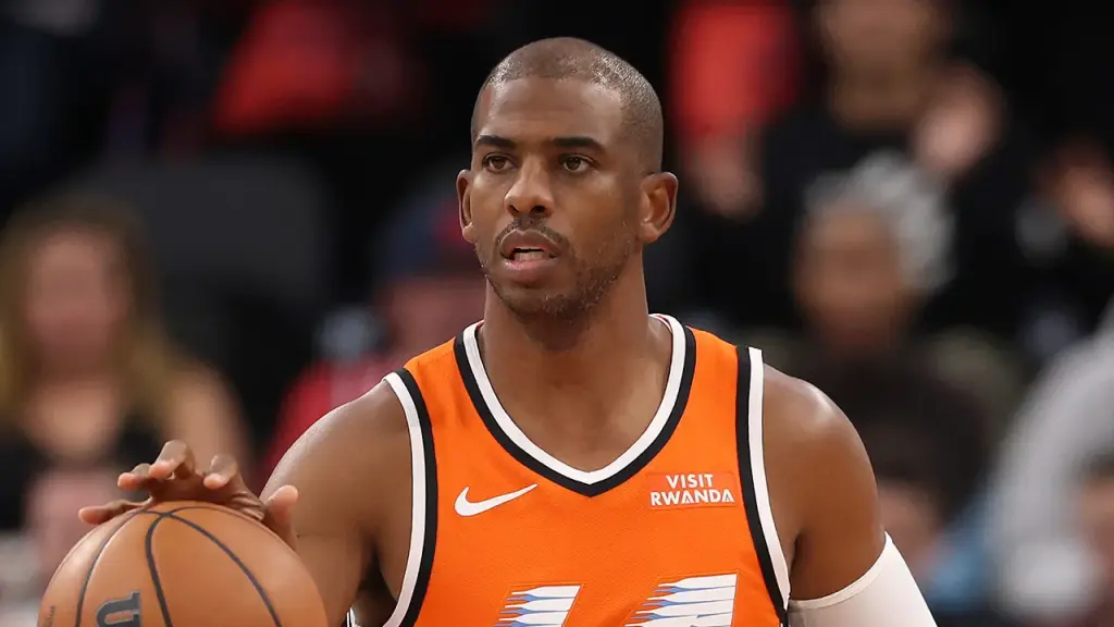 Chris Paul leaves the struggling Clippers in a surprising late-night move