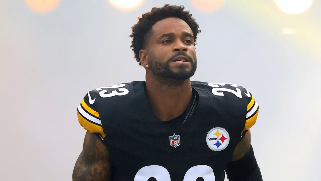 Darius Slay contemplating retirement after being acquired by the Bills