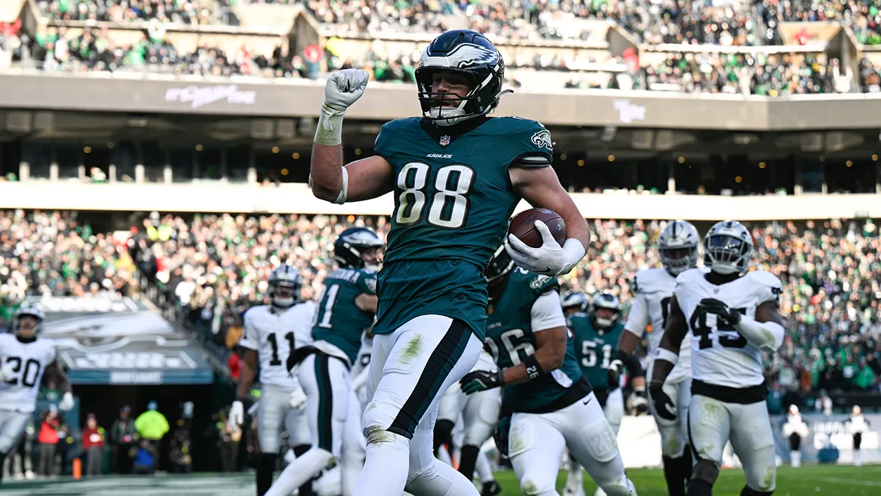 Eagles dominate Raiders to snap three-game losing streak during playoff push