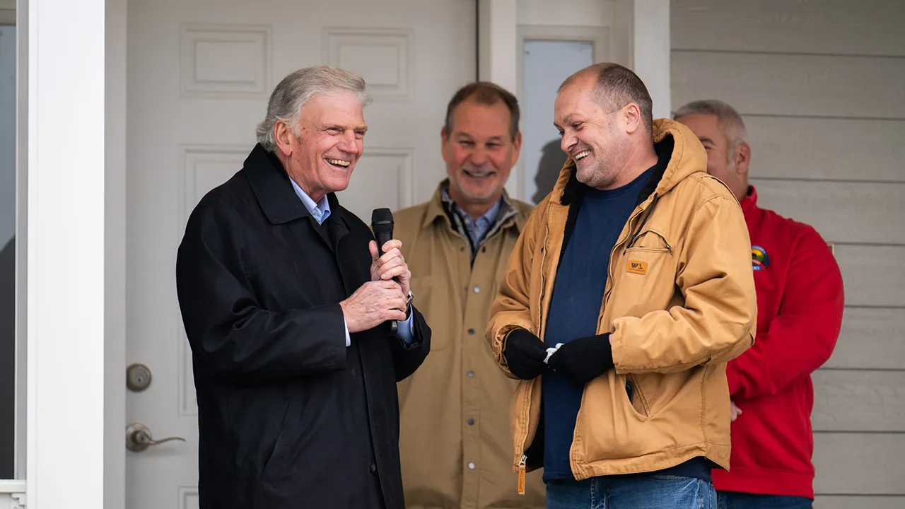 Franklin Graham dedicates 18 houses to Kentucky flood victims ahead of Christmas