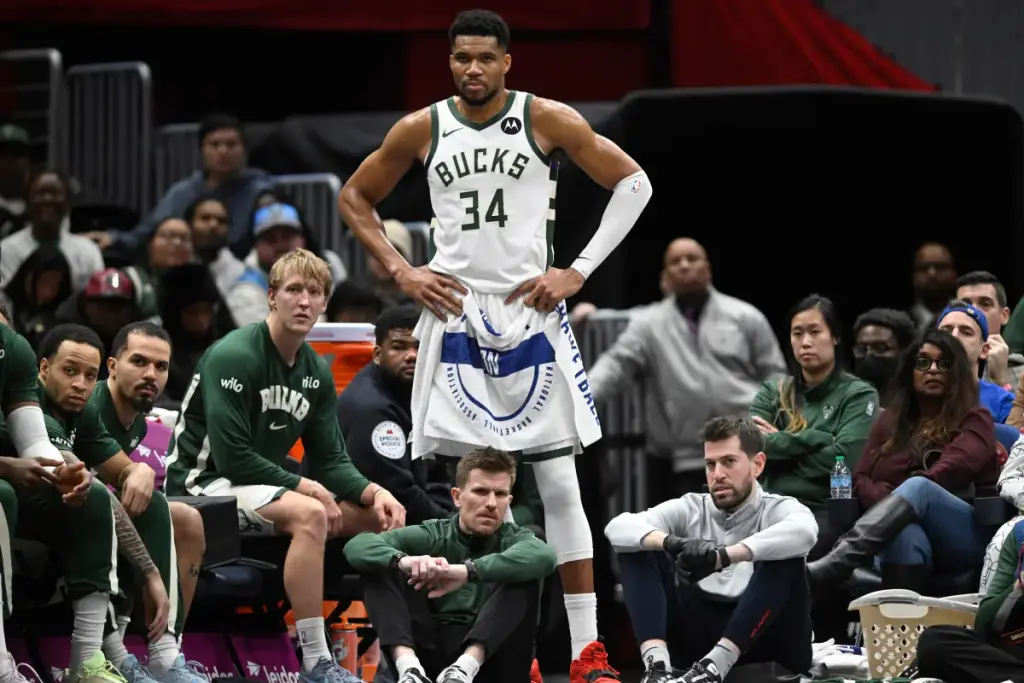 Giannis Antetokounmpo talks with Bucks teammates about trade speculation