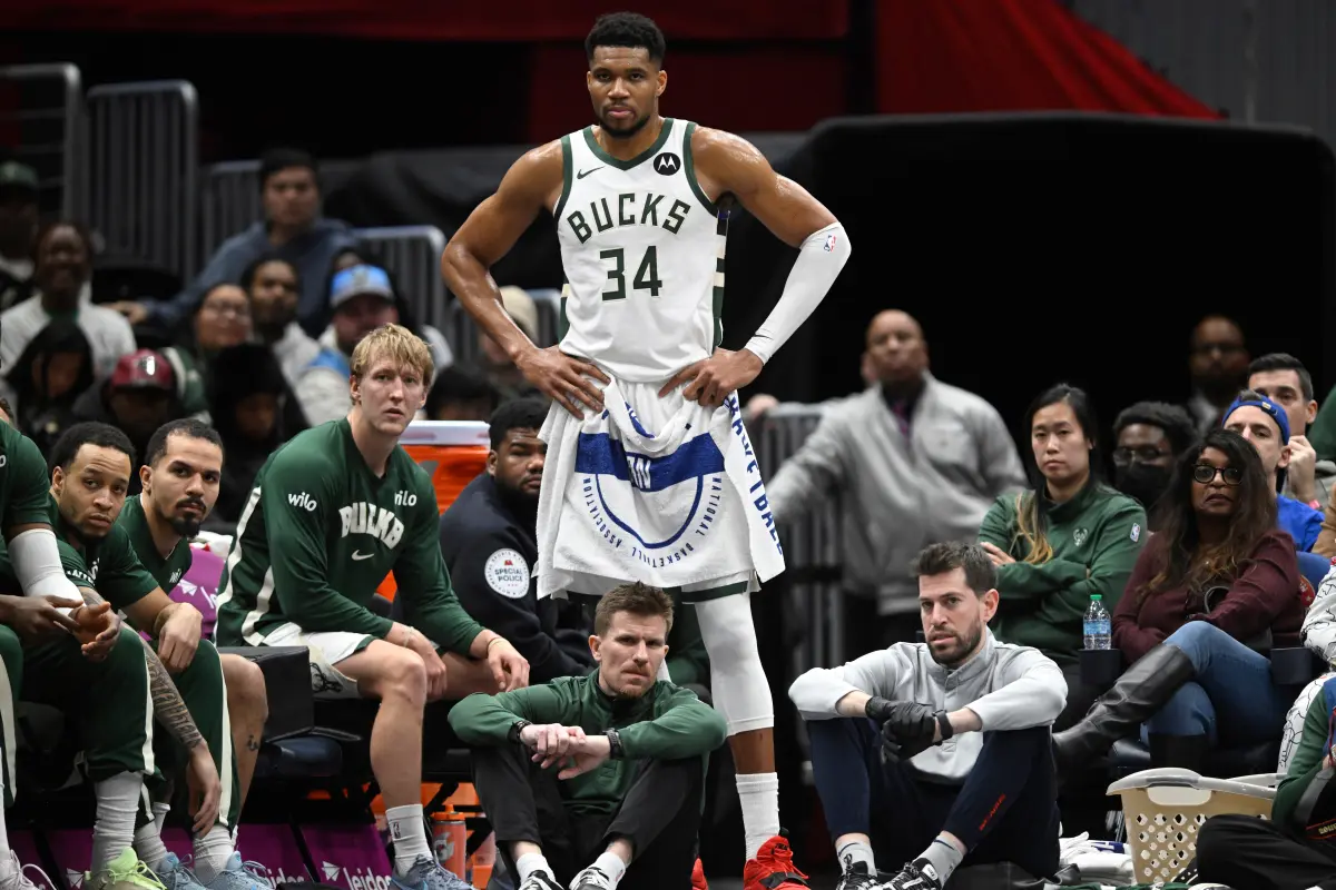 Giannis Antetokounmpo talks with Bucks teammates about trade speculation