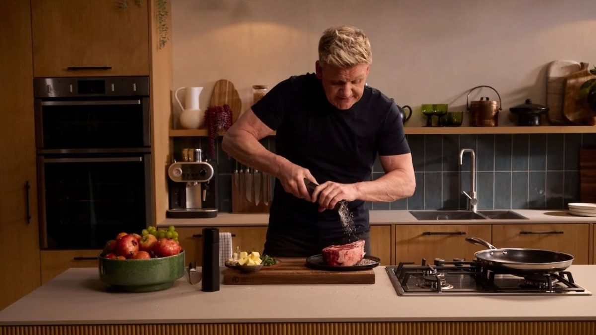 Gordon Ramsay's favorite cookware is available at a holiday discount&mdash;save up to 41% on pots, pans, knives, and more