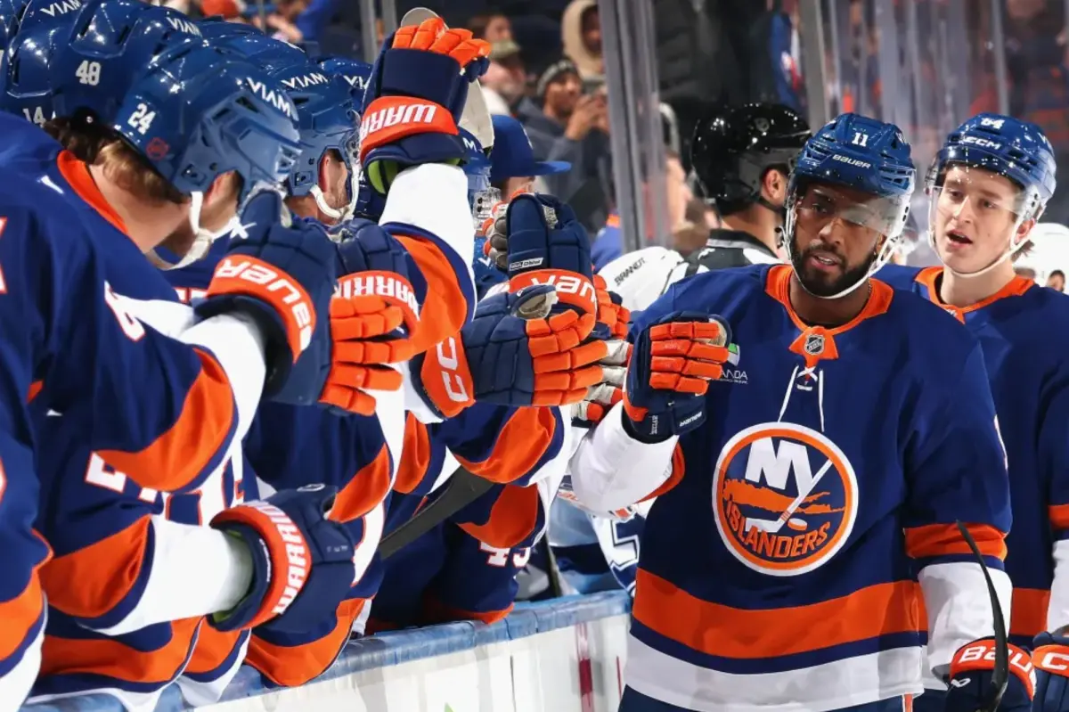 Islanders struggle for tough win against Lightning to end losing streak