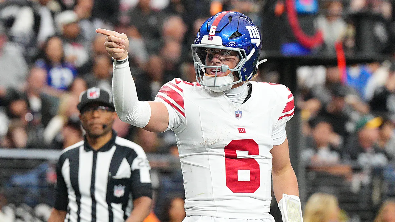 Jaxson Dart scores two touchdowns to end nine-game losing streak for the Giants