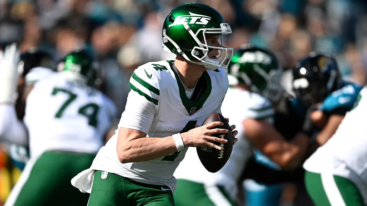 Jets' Brady Cook throws his first touchdown pass