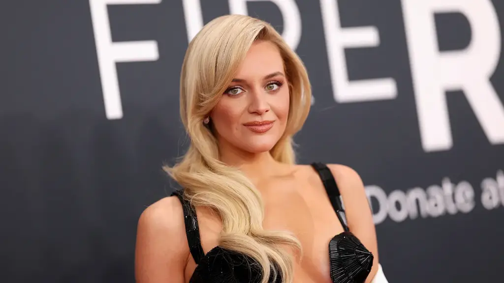 Kelsea Ballerini responds to a heckler at her Sydney concert by telling them to leave her alone.