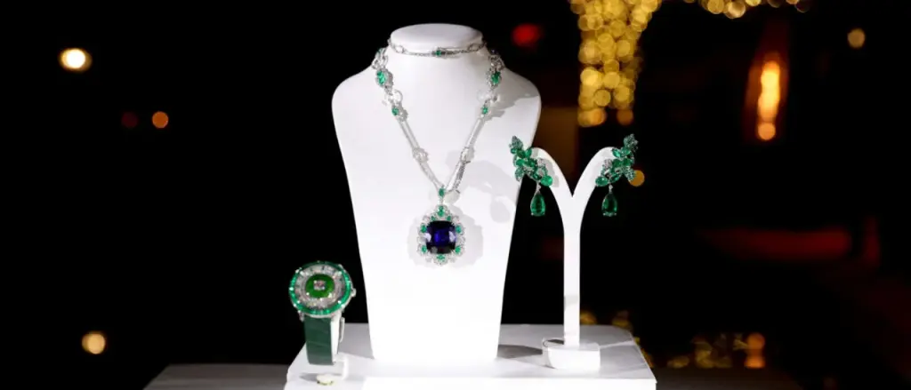 Man Accused of Stealing Jewel Eats It Like in a 'Bond' Movie, Forces Police into Unpleasant Situation