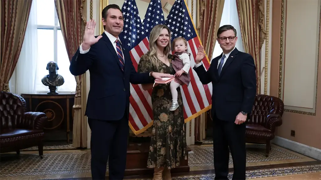 Matt Van Epps, supported by Trump, takes oath in the House following victory in Tennessee.