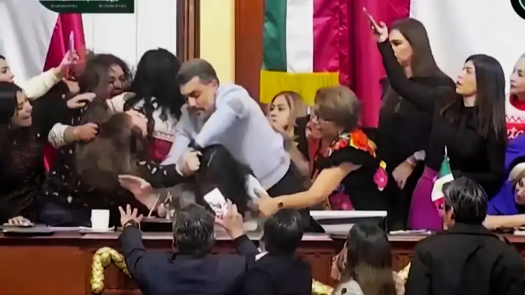 Mexican lawmakers clash and tug hair in intense Congress discussion