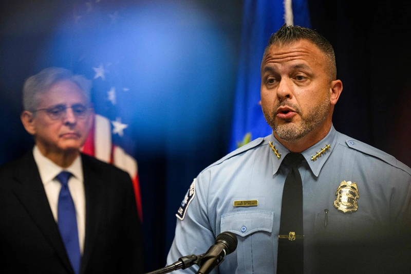 Minneapolis Police Chief urges community members to call 911 if they see ICE agents taking people away
