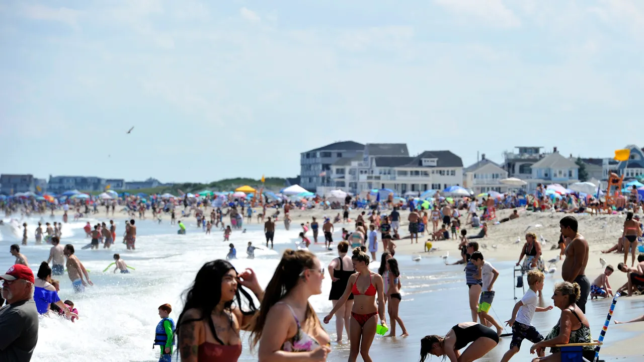 New Hampshire legislation plans to prohibit smoking and vaping at Hampton Beach State Park in 2027.