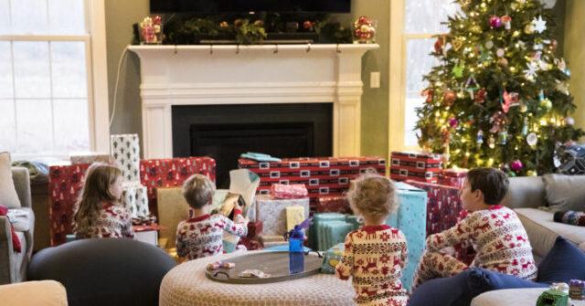 Number of Americans Planning to Spend Over $1,000 on Holiday Gifts Reaches All-Time High