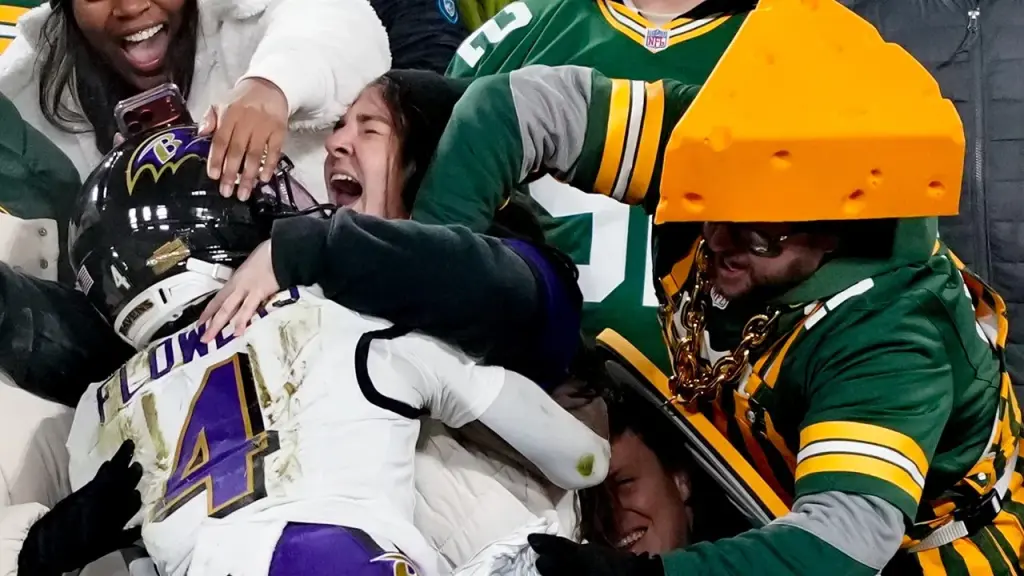 Packers fan pushes Ravens' Zay Flowers