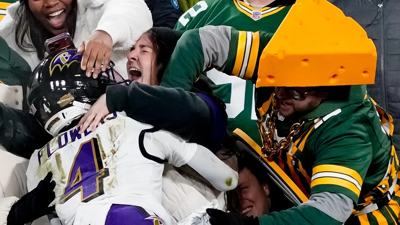 Packers fan pushes Ravens' Zay Flowers