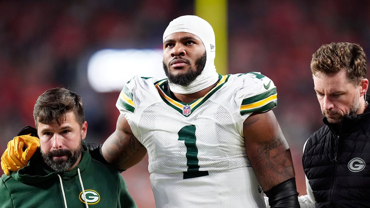 Packers player Micah Parsons hurt his knee and walked into the locker room with his head down.