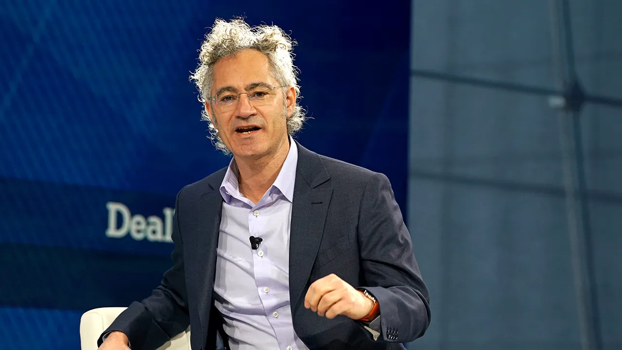 Palantir leader speaks out against corporate bailouts as Americans receive nothing.