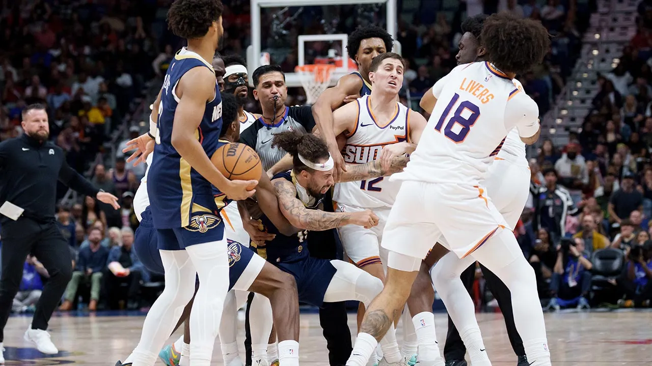 Pelicans and Suns players fight during the game