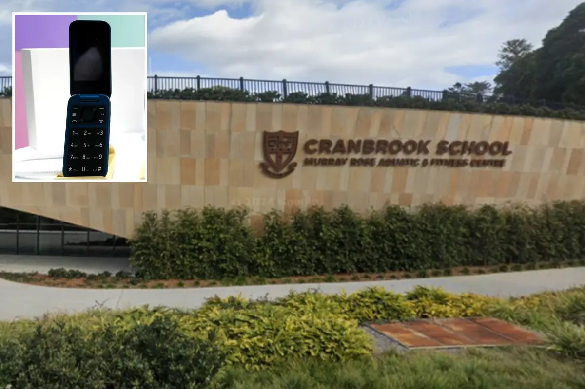 Private school in Australia prohibits smartphones, advises parents to purchase Nokia flip phones.