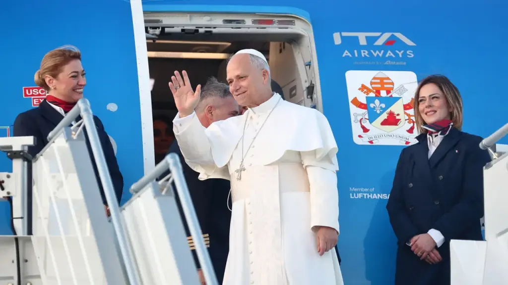 Sean Duffy commends Pope Leo XIV's choice of clothing for flights during a new campaign for civility