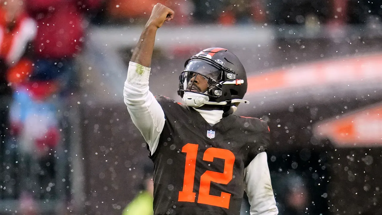 Shedeur Sanders throws 4 touchdowns in defeat against Titans, Browns coach under fire