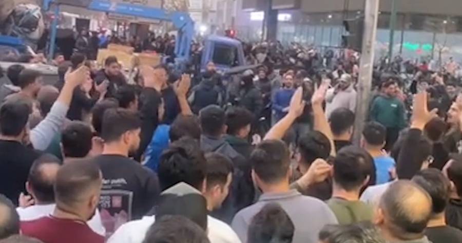 Shopkeepers in Tehran demonstrate against currency decline as rial reaches record low