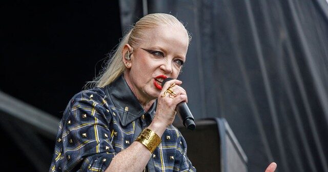 Singer Shirley Manson, in Support of Palestine Outfit, Lashes Out at Fans and Promises Violence for Tossing a Beach Ball