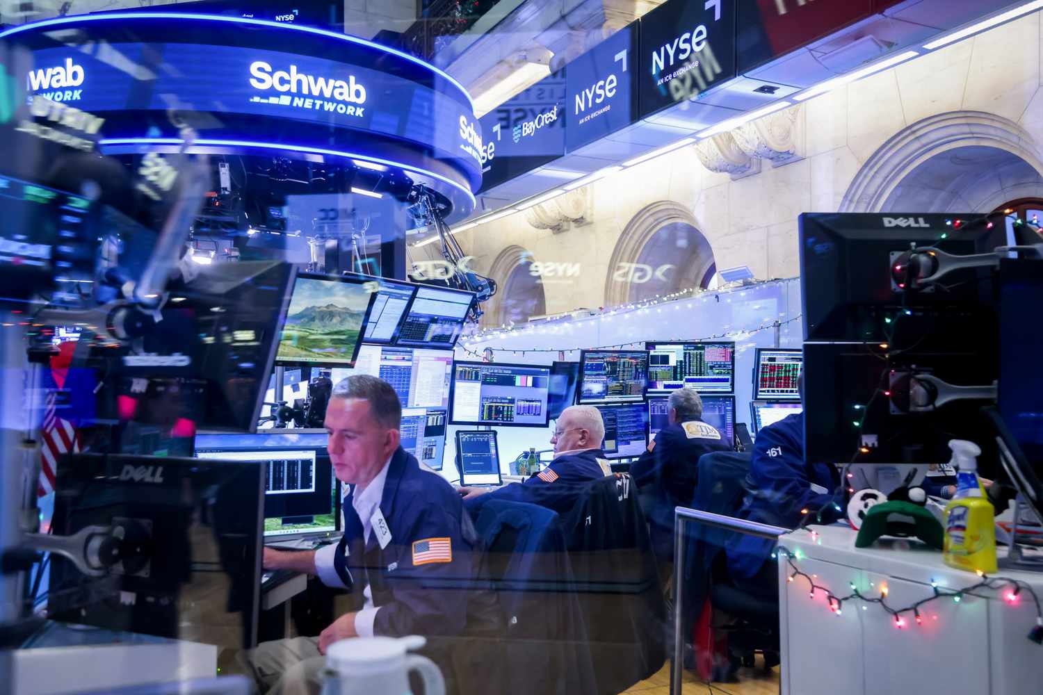 Stock Futures Indicate Mostly Lower Opening After Indexes Near Record Highs Following Fed Rate Cut; Oracle Results Weigh on AI Stocks