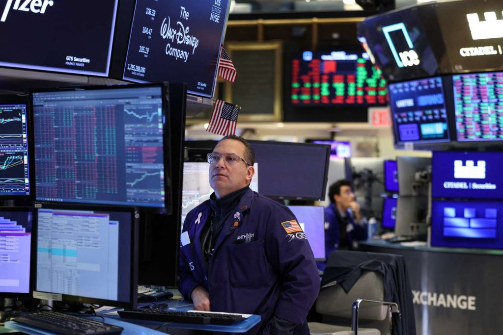 Stock Indexes Decline as December Starts; Major Tech and Cryptocurrency-Related Stocks Fall Due to Cautious Mood