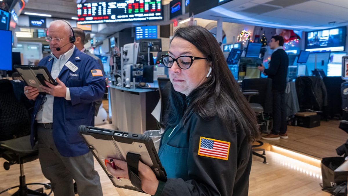 Stock futures remain mostly stable following a rebound in major U.S. indices due to a rise in bitcoin: Live updates