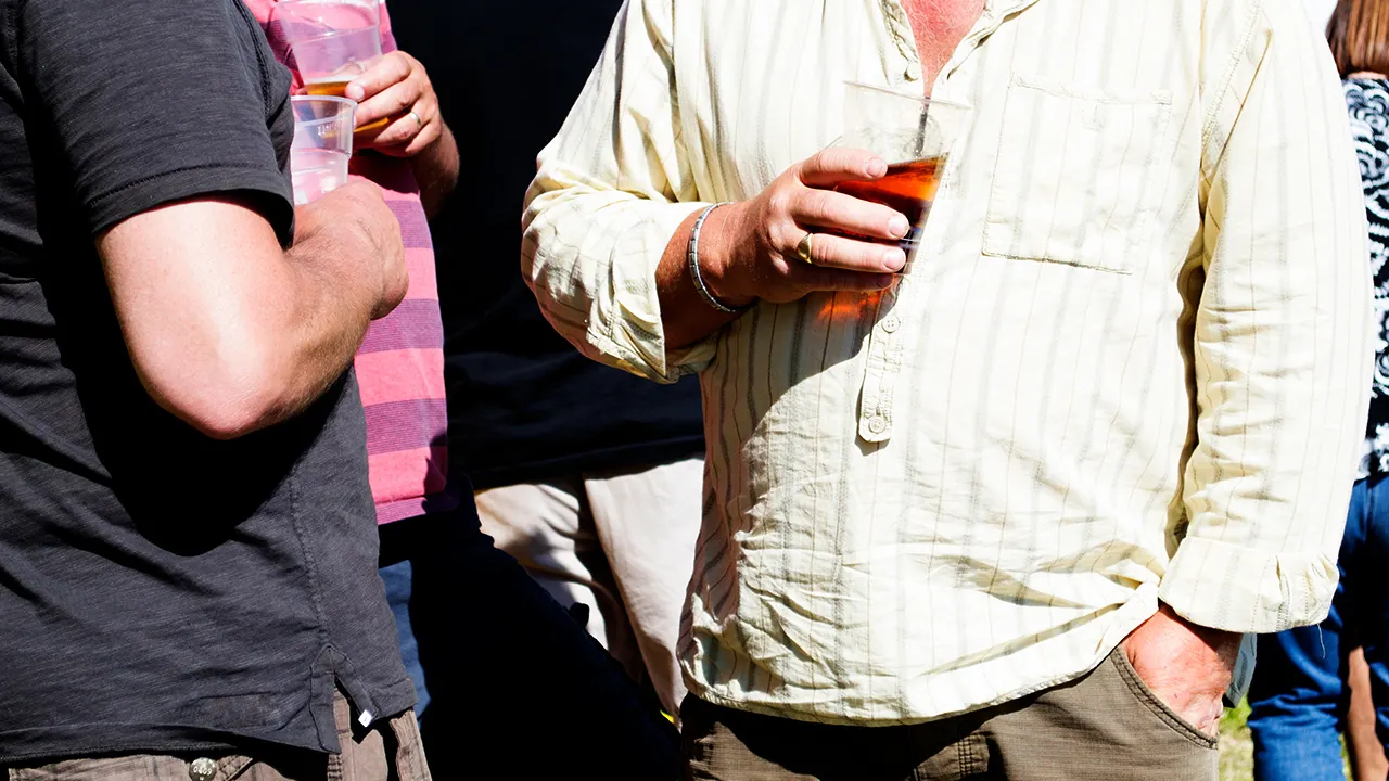 Study reveals that 'beer bellies' raise heart damage risk in men.