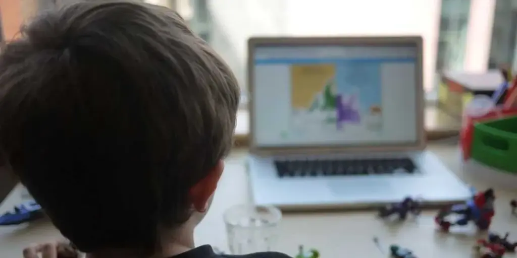 Teacher accused of forcing 7th graders to look at disturbing pornographic images, lawsuit alleges