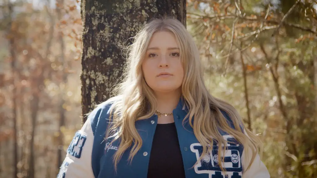 Transgender comedian makes fun of volleyball player's head injury and receives criticism