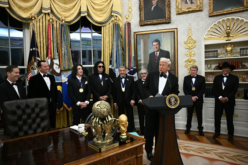 Trump awards medallions to the 2025 Kennedy Center honorees in the Oval Office