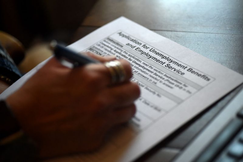 U.S. jobless claims decline to a one-month low