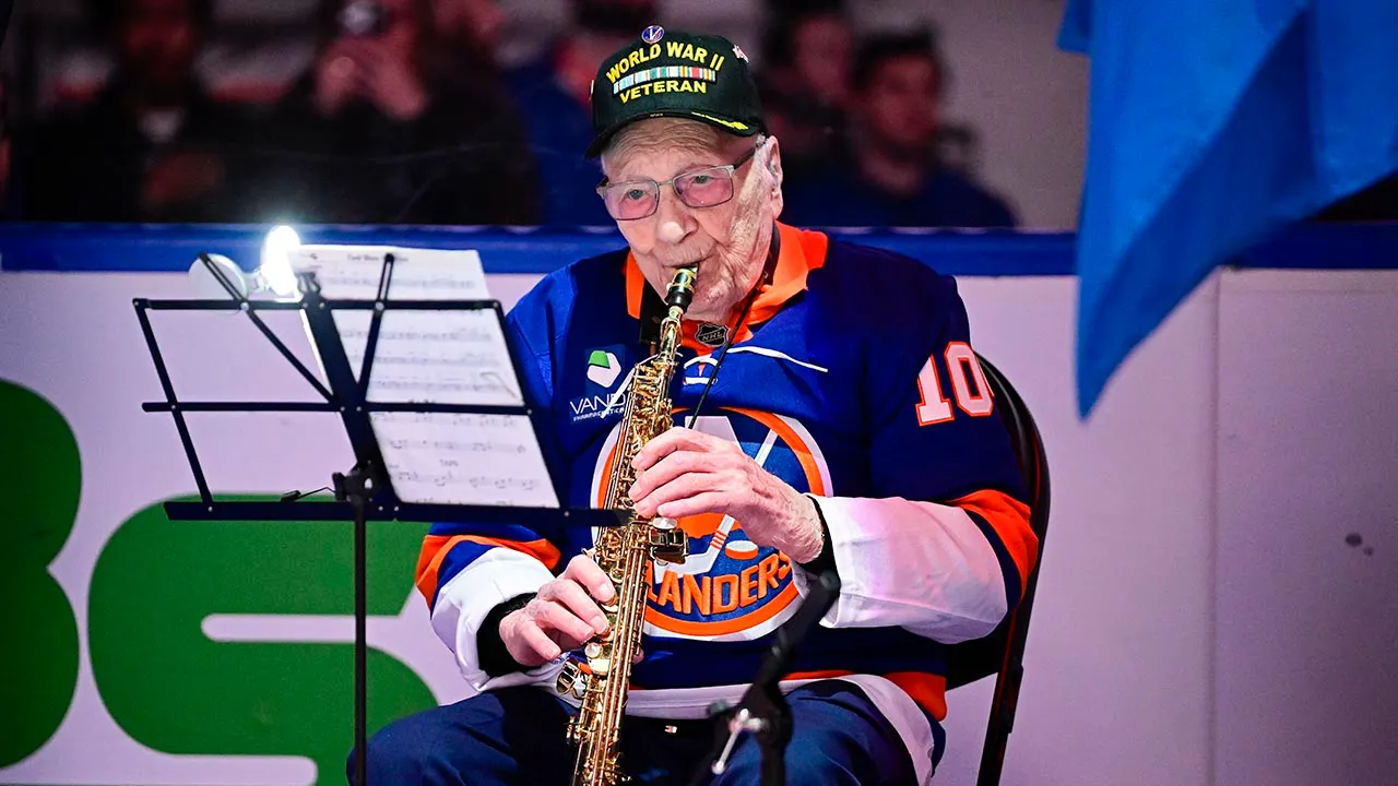 WWII veteran sings anthem before Islanders game