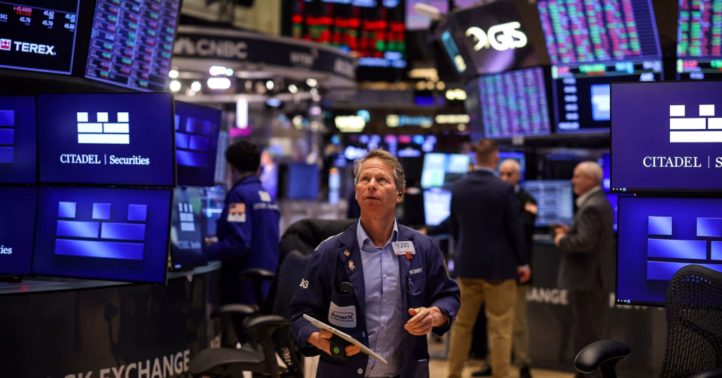 Wall Street closes down as interest rates rise; cryptocurrency shares fall.