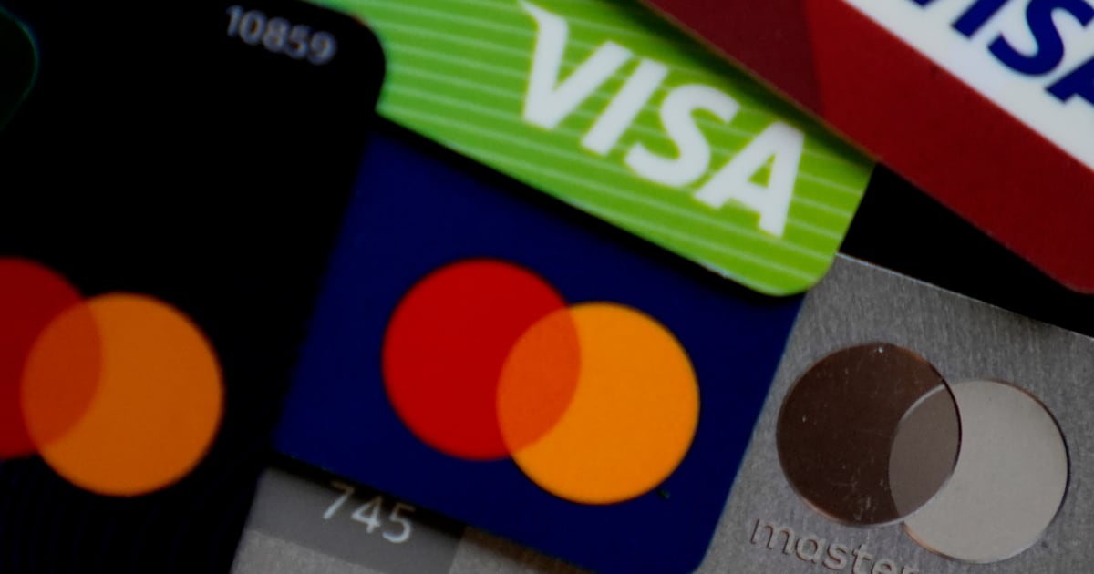 Trump proposes a one-year limit on credit card interest rates at 10%, and banks resist