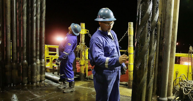 American Oil Firms to Repair Venezuela's Damaged Oil System