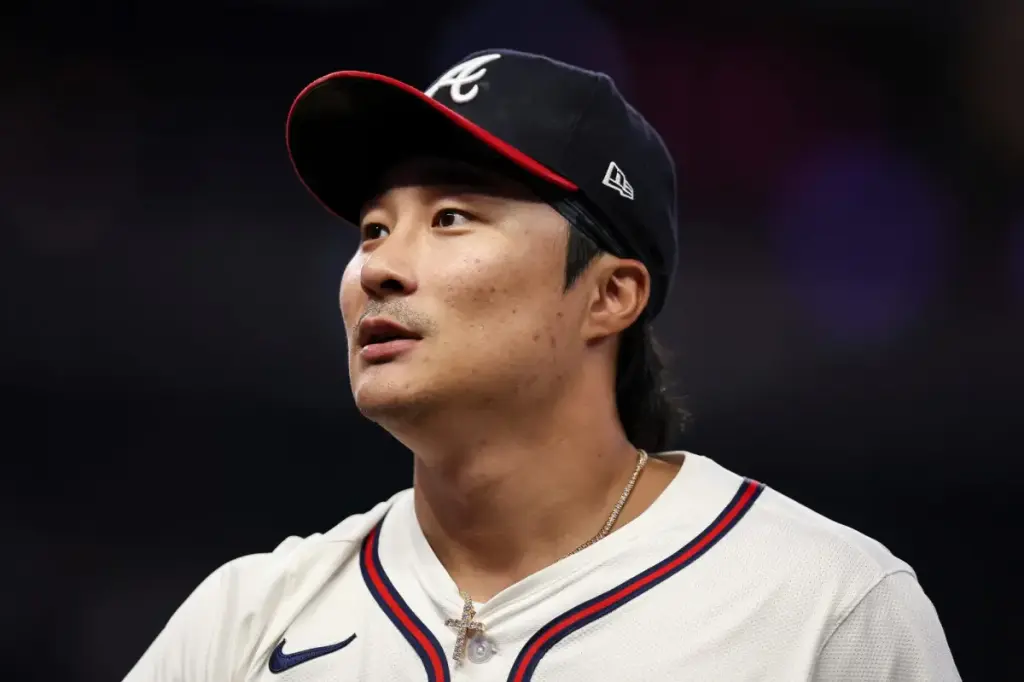 Braves' Ha-seong Kim out for a minimum of 4 months following a fall on ice.
