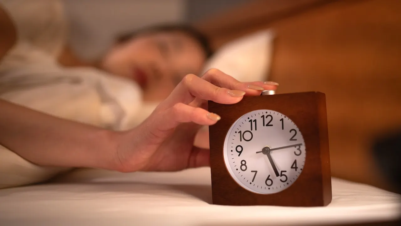 Changing your wake-up time by 15 minutes might enhance your sleep.