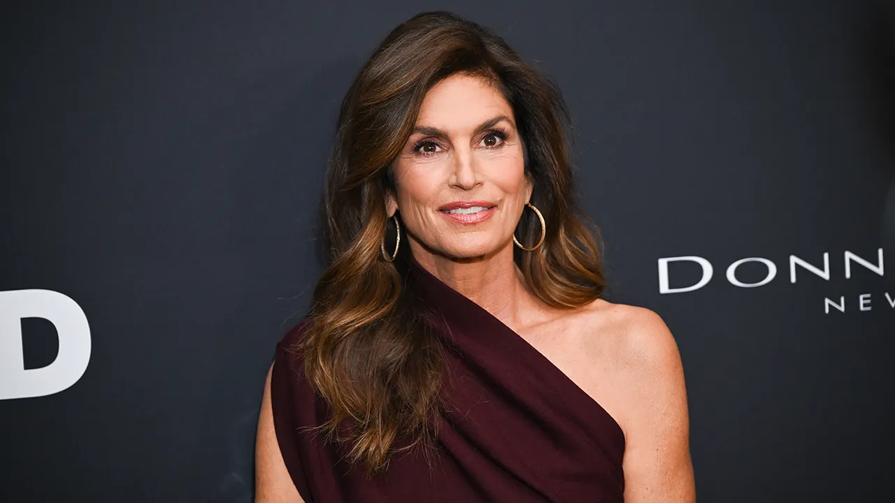 Cindy Crawford shares her parenting tip at the WWD Awards: 'Be punctual'