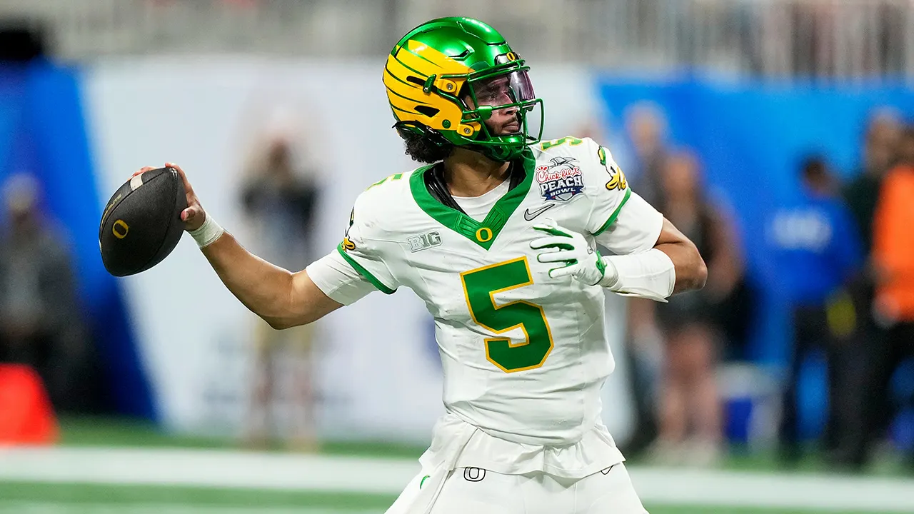 Dante Moore decides to skip the NFL Draft and continue at Oregon.