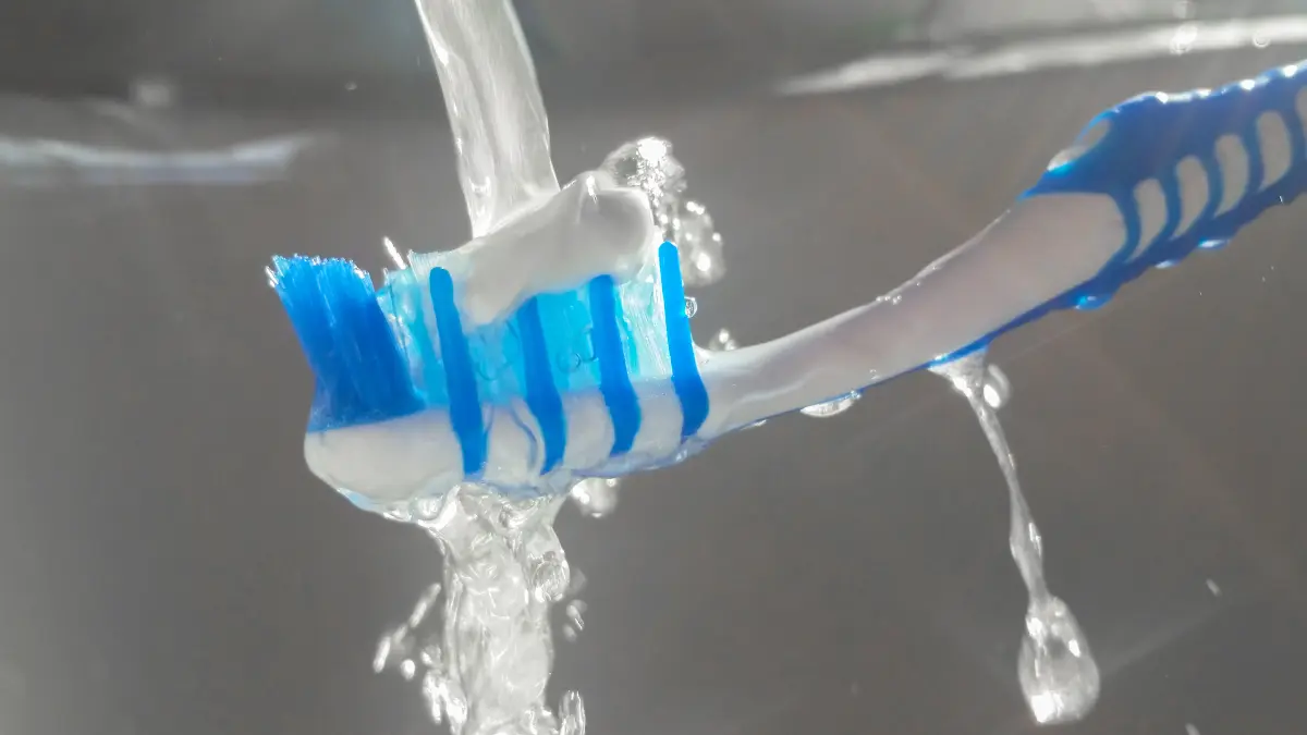 Dear Abby: I witnessed a woman cleaning her teeth at an upscale restaurant table