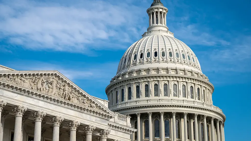 Democrats hold a 48% to 43% advantage over Republicans in recent midterm polling.