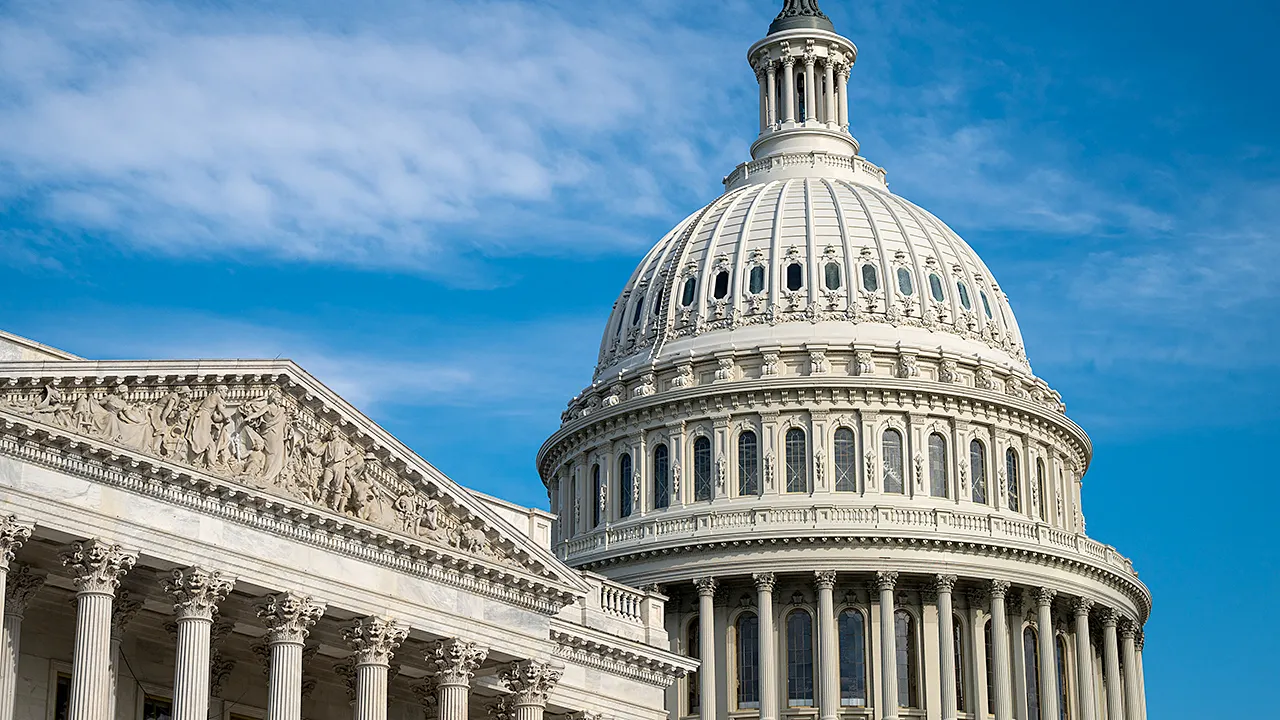 Democrats hold a 48% to 43% advantage over Republicans in recent midterm polling.