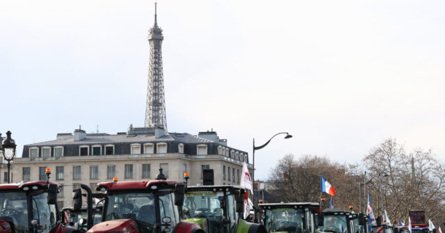Farmers Block Highway in Paris in Protest of EU Trade Agreement with South America