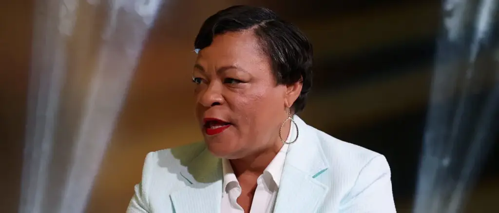 First Female Mayor of Major City Faces Financial Crisis During Difficult Transition