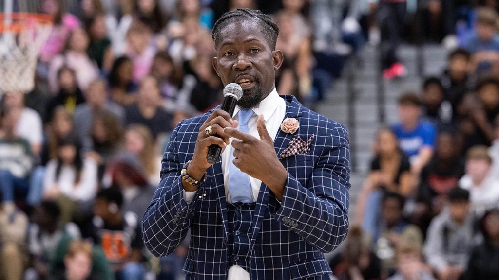 Former Iowa schools chief acknowledges fake U.S. citizenship claim and firearm charge