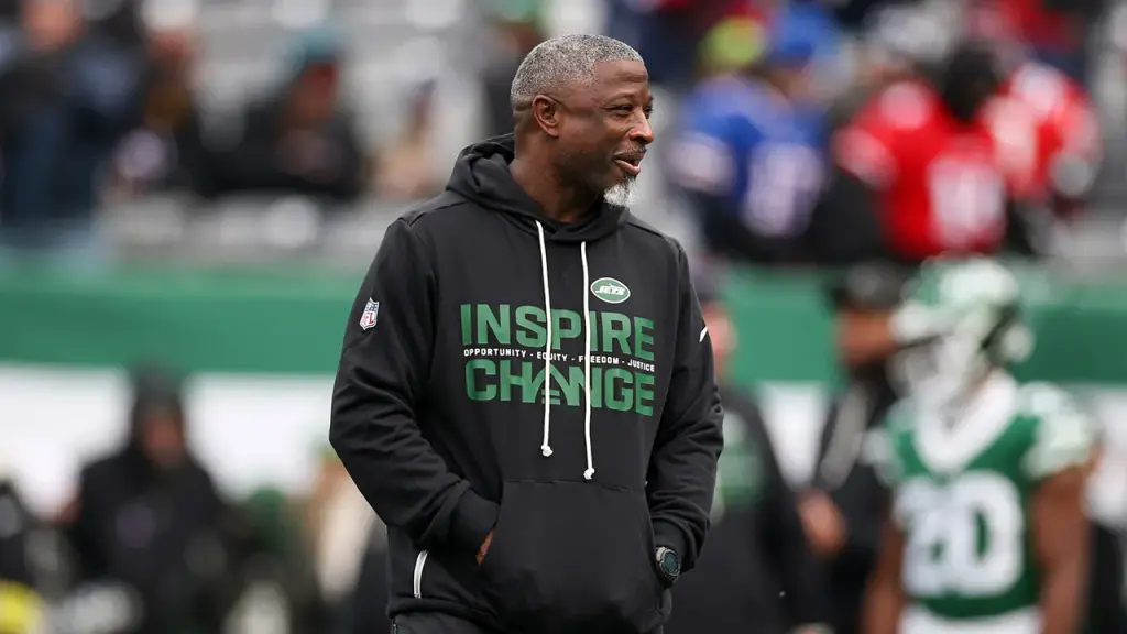 Former Jets GM shows faith in Aaron Glenn despite other coaching options.